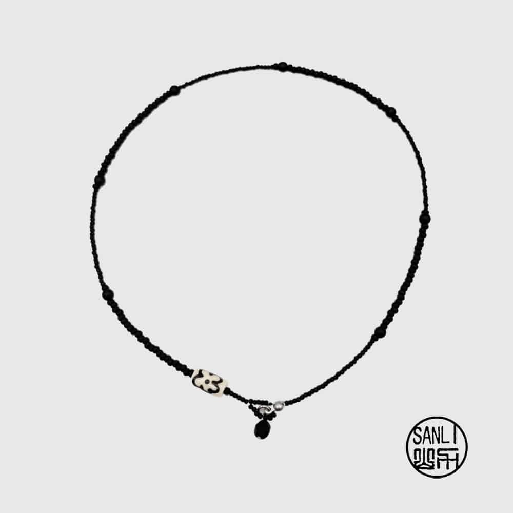 Flower beads necklace (white)