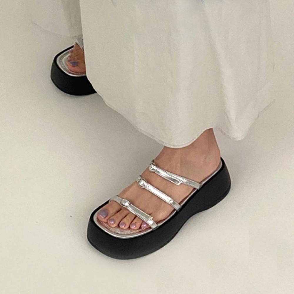 버클스트랩 통굽 플랫폼 뮬 슬리퍼 실버 샌들 255