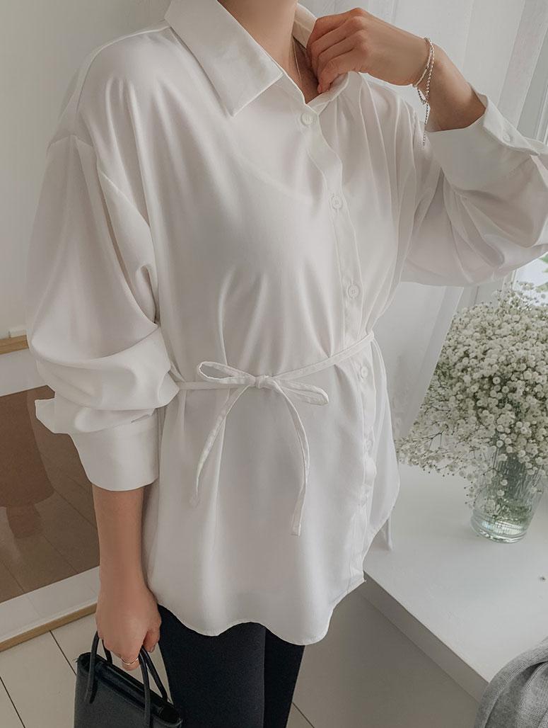 해피텐 샤인단정 스트랩 블라우스