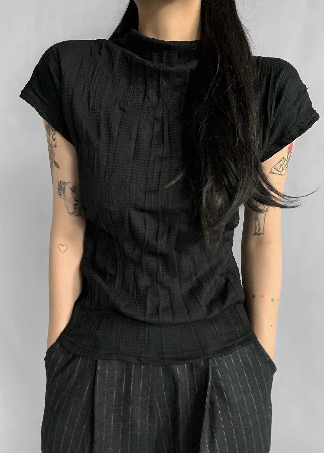 Pleated short sleeve turtleneck