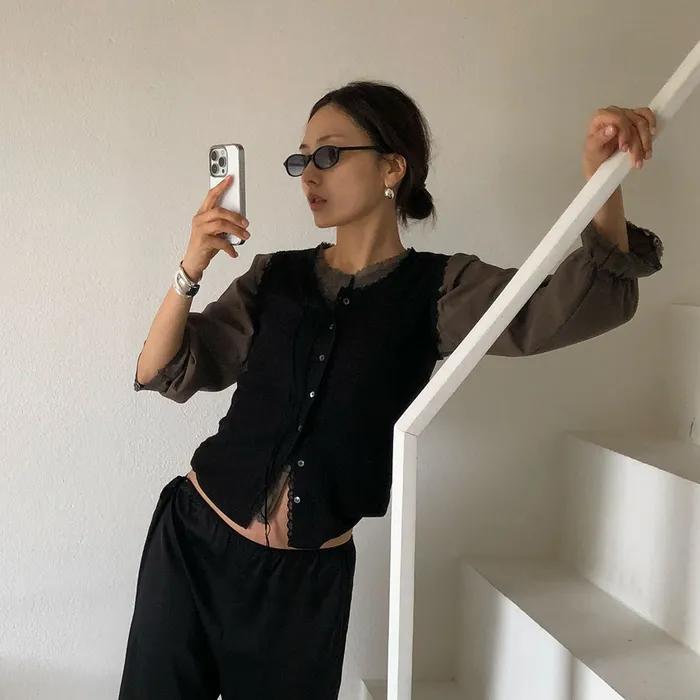 [2차리오더] LACE BUTTON SLEEVELESS (BLACK)