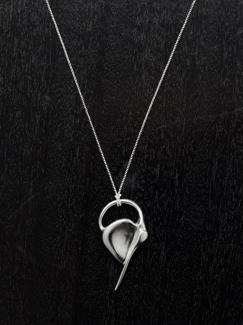 Flowing pendant necklace