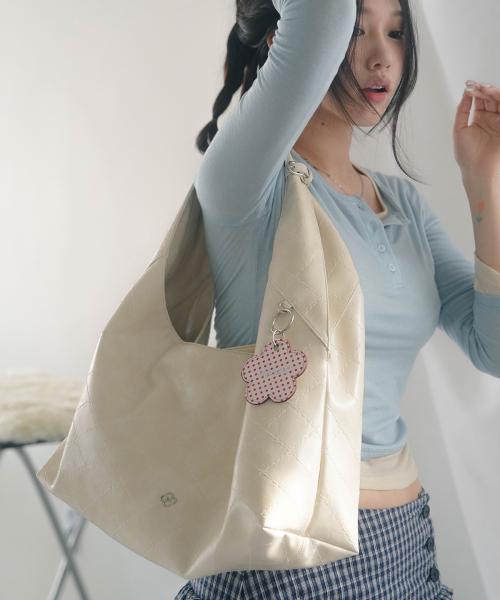 [조수잔X히어리]마고 레더 퀼팅 숄더백_아이보리