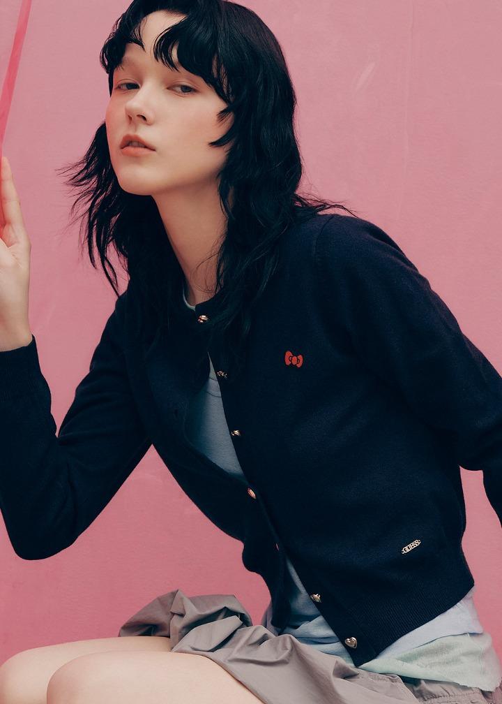 [GUESS X HELLO KITTY] 스웨터 가디건_NAVY - 게스코리아