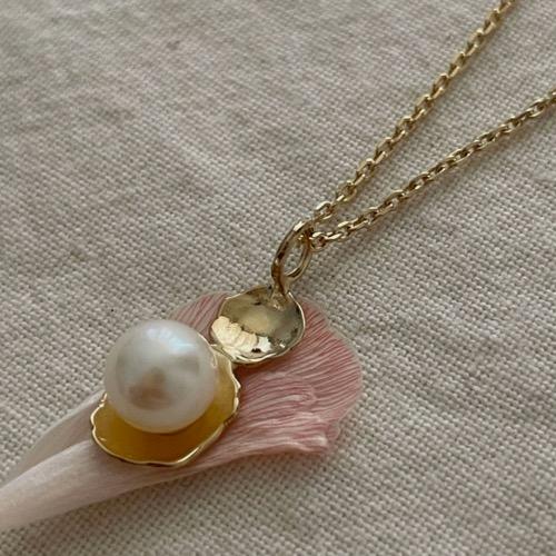 A pearl in shell necklace gold