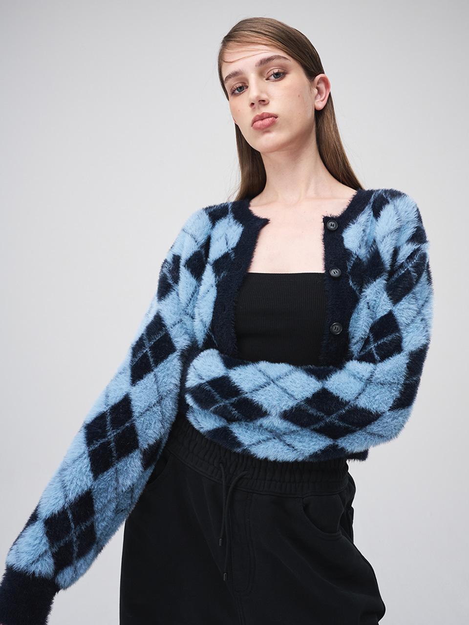 [르세라핌 카즈하, 빌리 수아 착용] Argyle Fluffy Knit Cardigan, Sky Blue