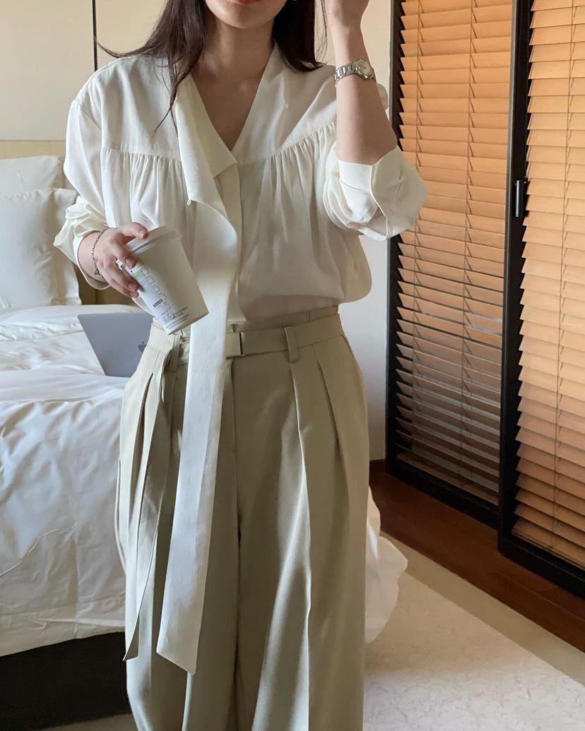 브론즈 울 오브 블라우스 타이넥 셔링 페미닌 bl (2 color)