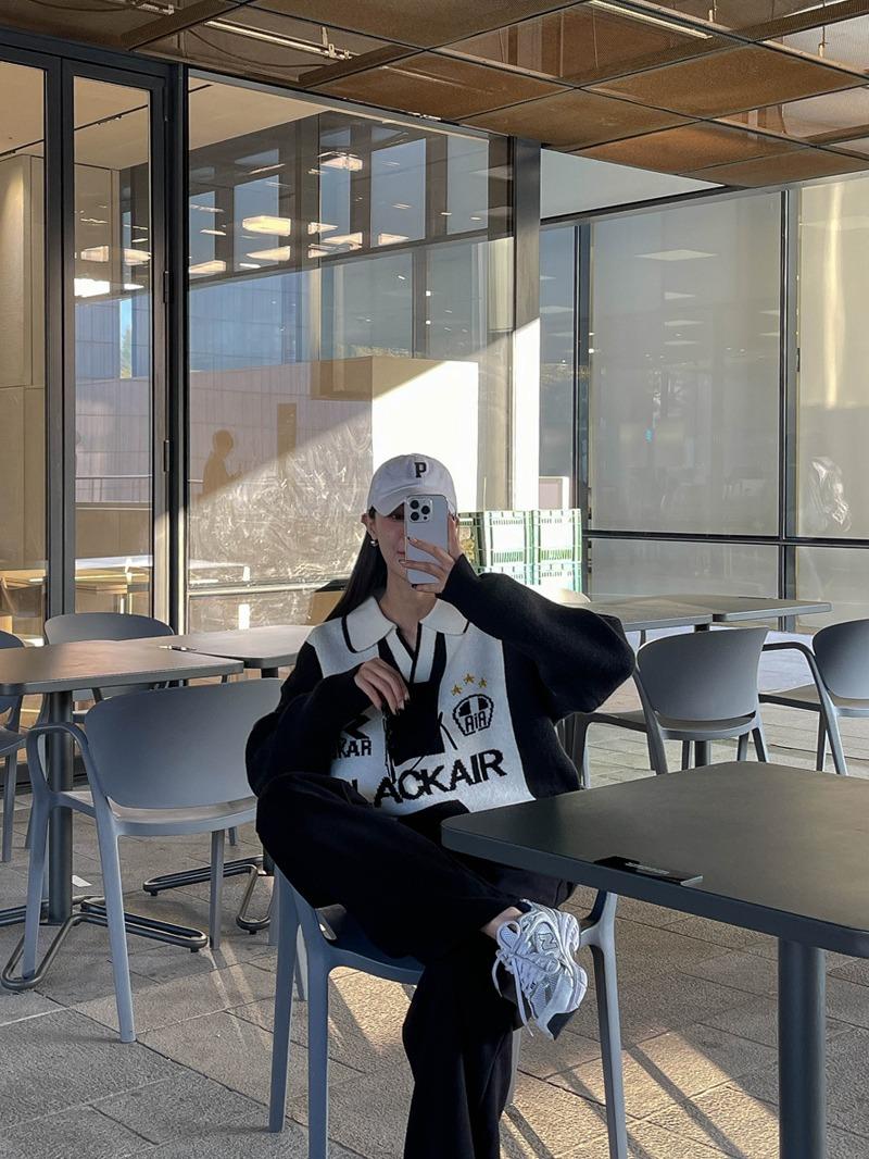 풋볼 배색 카라 니트