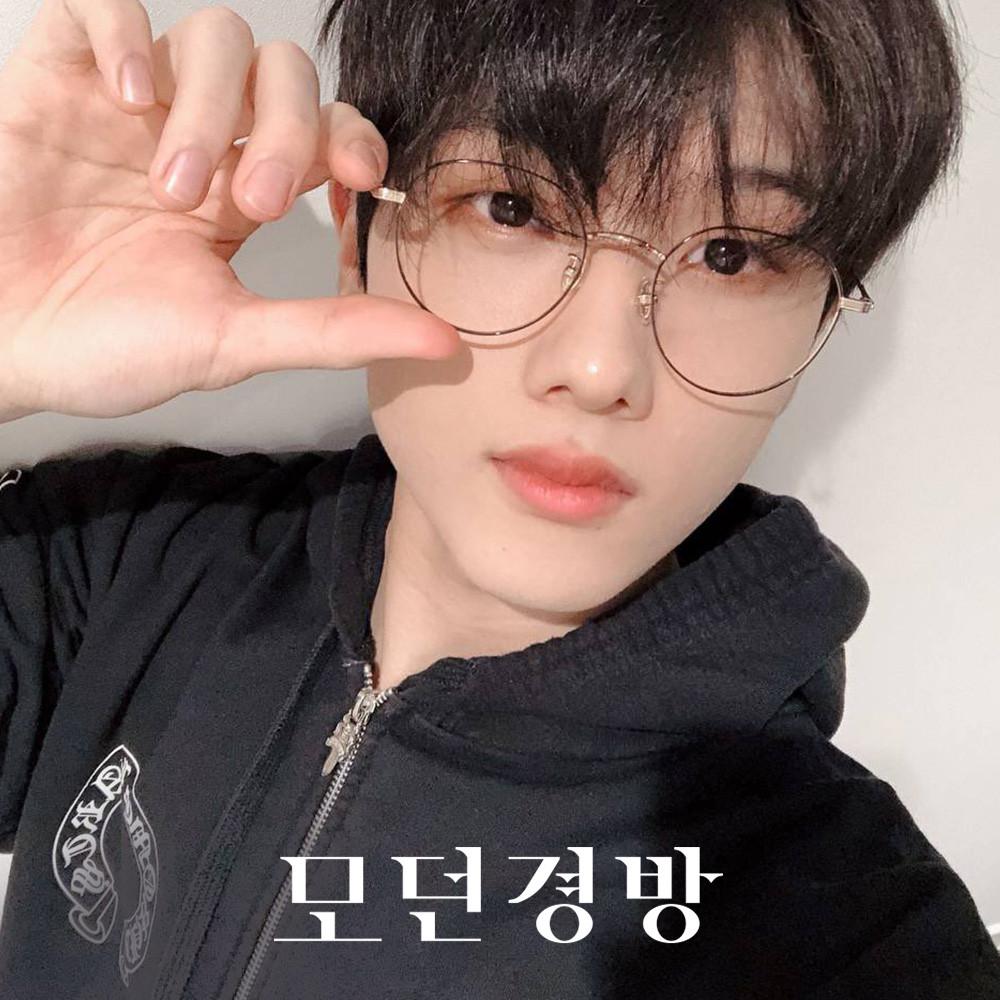 모던경방 리즈(LIZ) - 블랙골드 NCT DREAM 지성 런쥔 착용 메탈테 베타티타늄