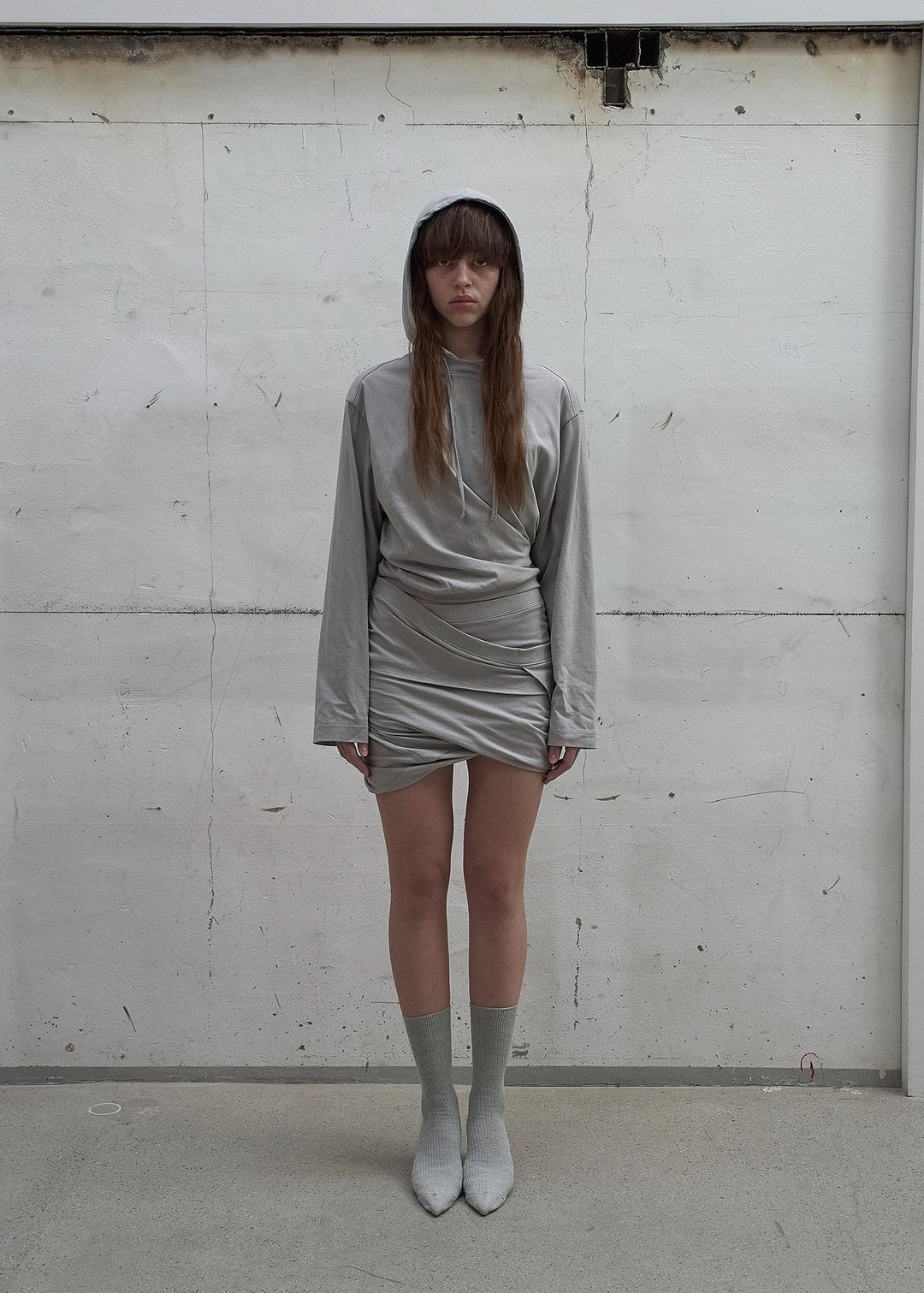 TWISTED MINI VOLUME SKIRT (LIGHT GREY)
