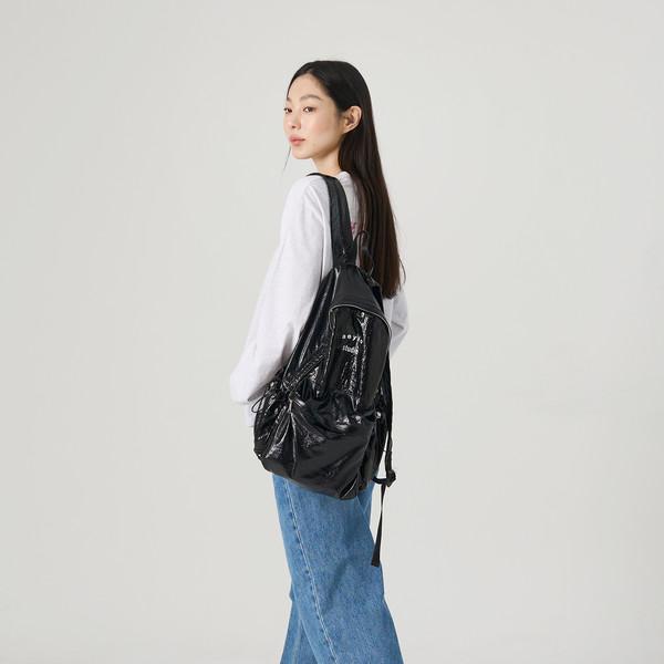 (2차 재입고)[aeyio] LOGO GLOSSY BACKPACK_BLACK_로고 글로시 백팩_ABA2000