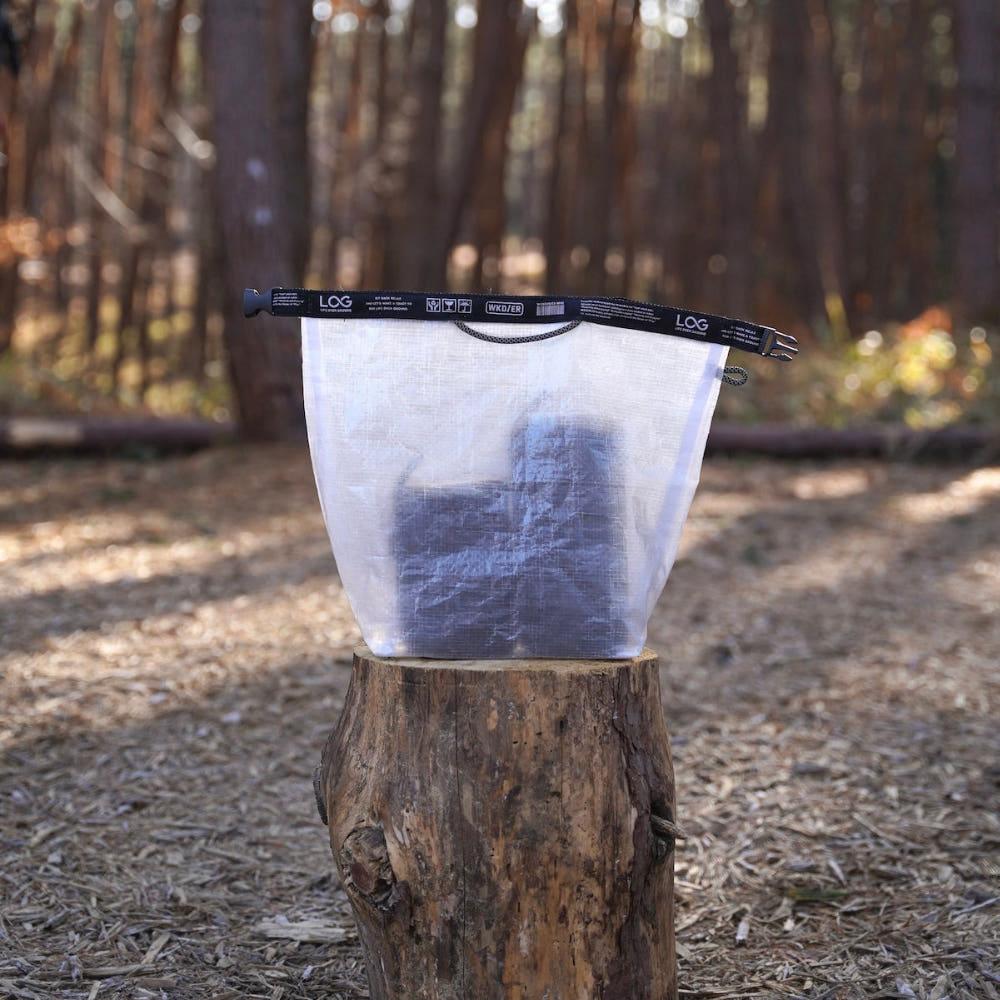 위켄더 X LOG PE 롤탑 4L 파우치 WEEKENDER LOG PE ROLLTOP