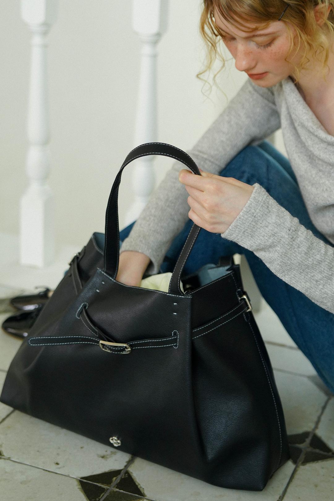 플뢰르 벨티드 레더 숄더 백_블랙