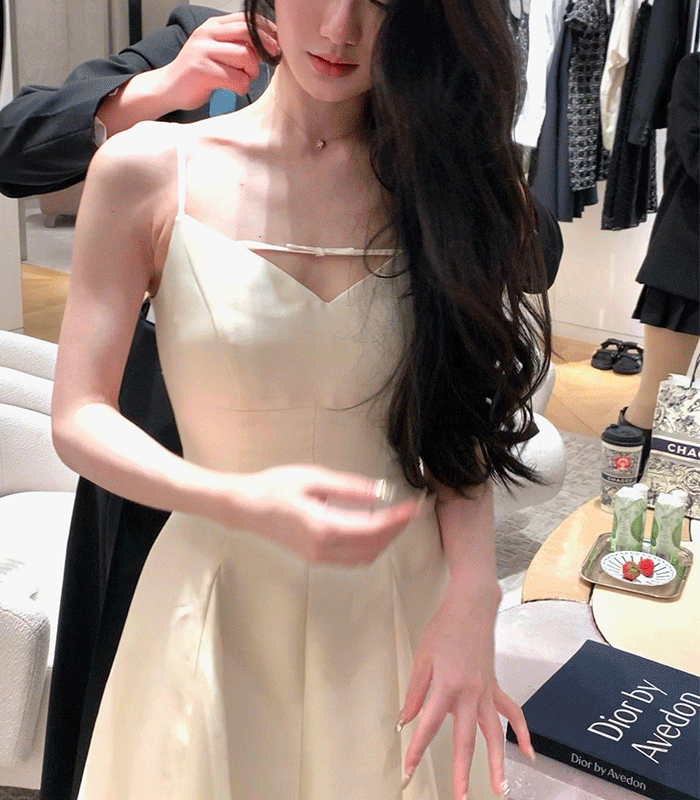 브이루아 [고퀄]★칼리 A라인 롱원피스 드레스★ 🤳밀크화이트/블랙/브이넥/레이어드/홀더끈/플리츠/A라인/하객룩/브라이덜샤워/새틴/스튜디오촬영/스냅촬영/스몰웨딩/셀프웨딩/2부웨딩