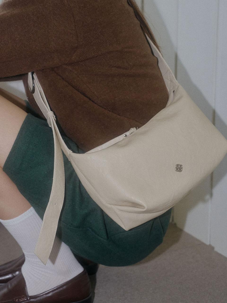히어리 테일 버클 호보백_아이보리