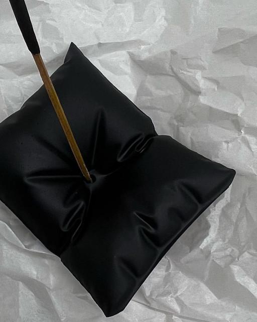 WHITE PILLOW / BLACK PILLOW