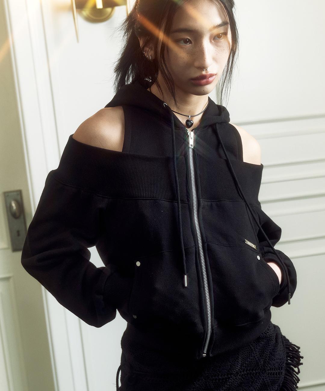 [에스파 카리나 착용]Open Shoulder Zip Up Hoodie (Black)