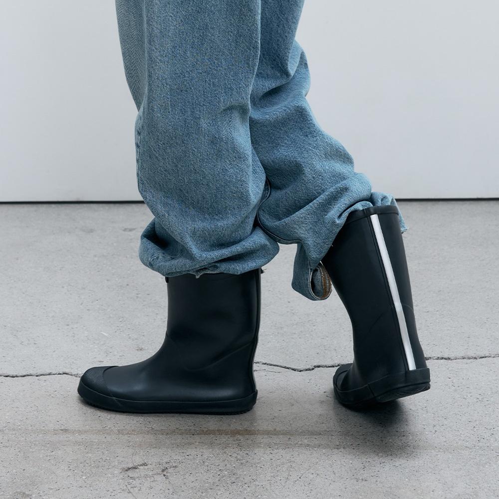 RUBBER RAIN BOOTS