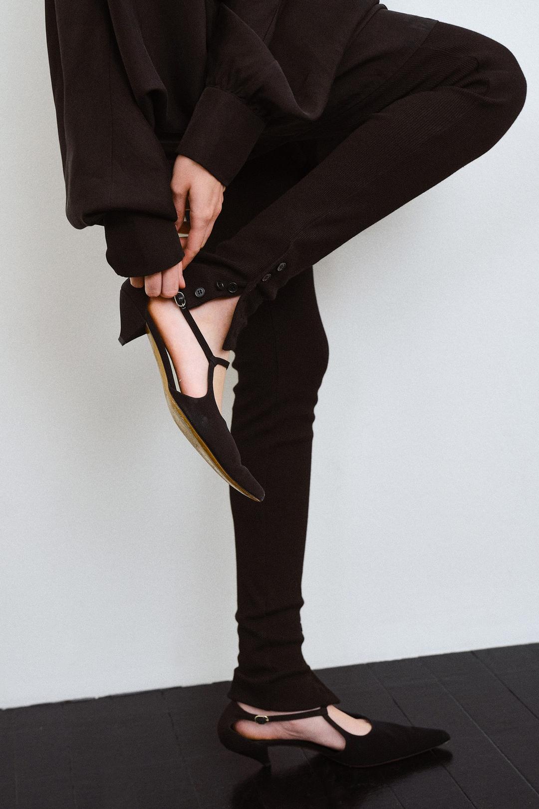 [자사몰 단독] PEVI BUTTON LEGGING PANTS (BLACK)