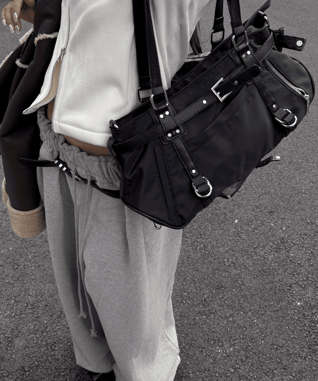 모드니치 CRACK STRAP MULTI BAG [2월 말 입고예정]