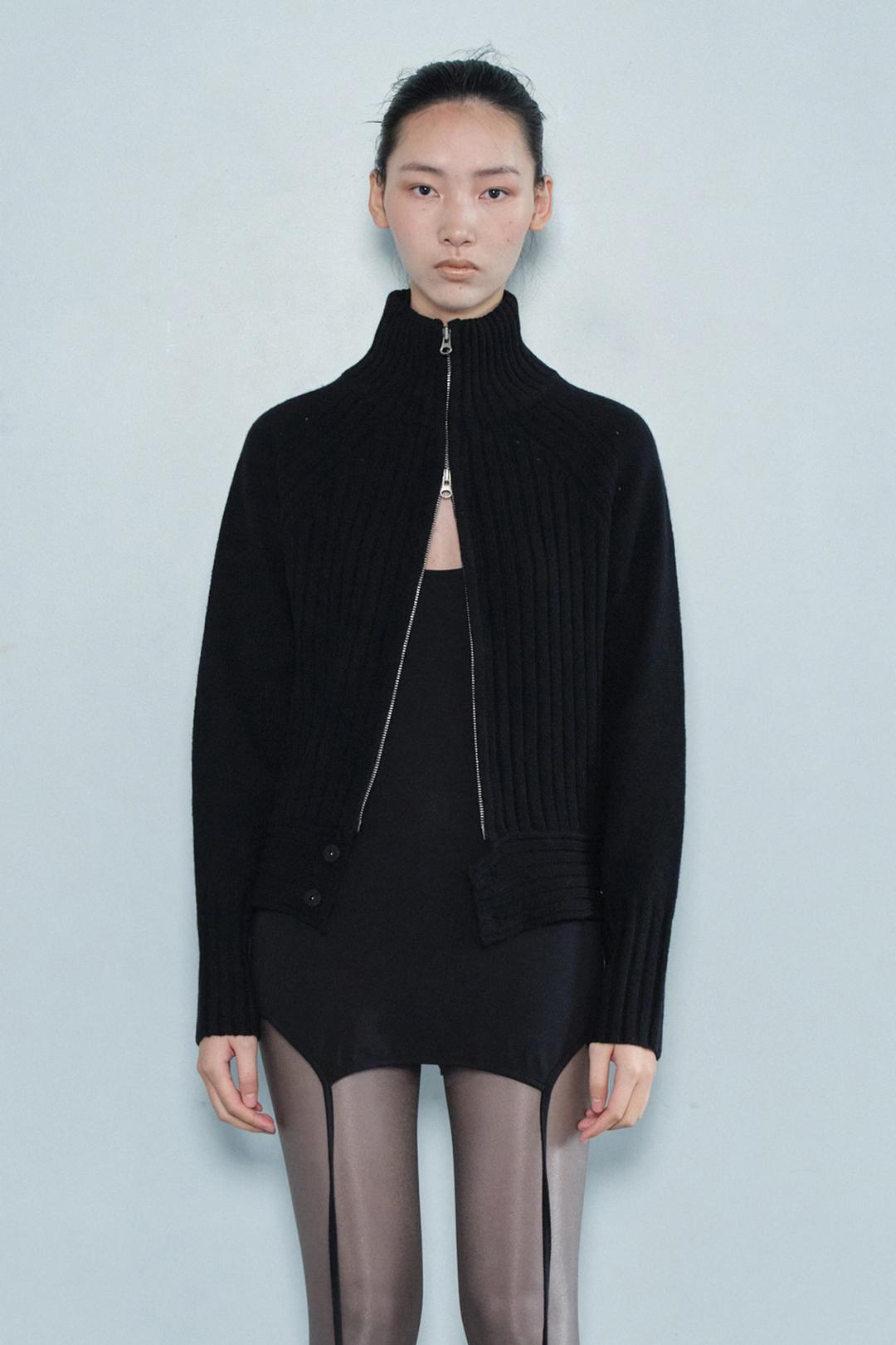 HEM BUTTON KNIT ZIP UP / BLACK
