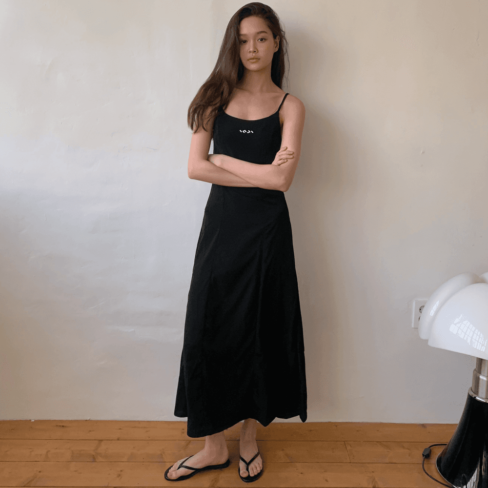 백 스트랩 원피스 블랙