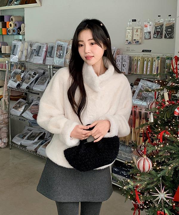 쇼퍼랜드 [연말룩]에이블 하이넥 퍼 숏 코트(3color)