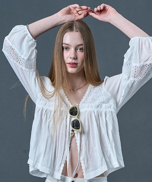 [CP] 브이넥 보헤미안 자수 셔링 리본 블라우스 [WHITE] KCL.