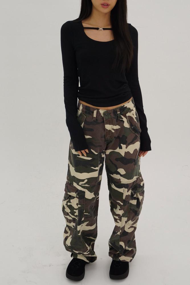 슬림핏 버클 티셔츠