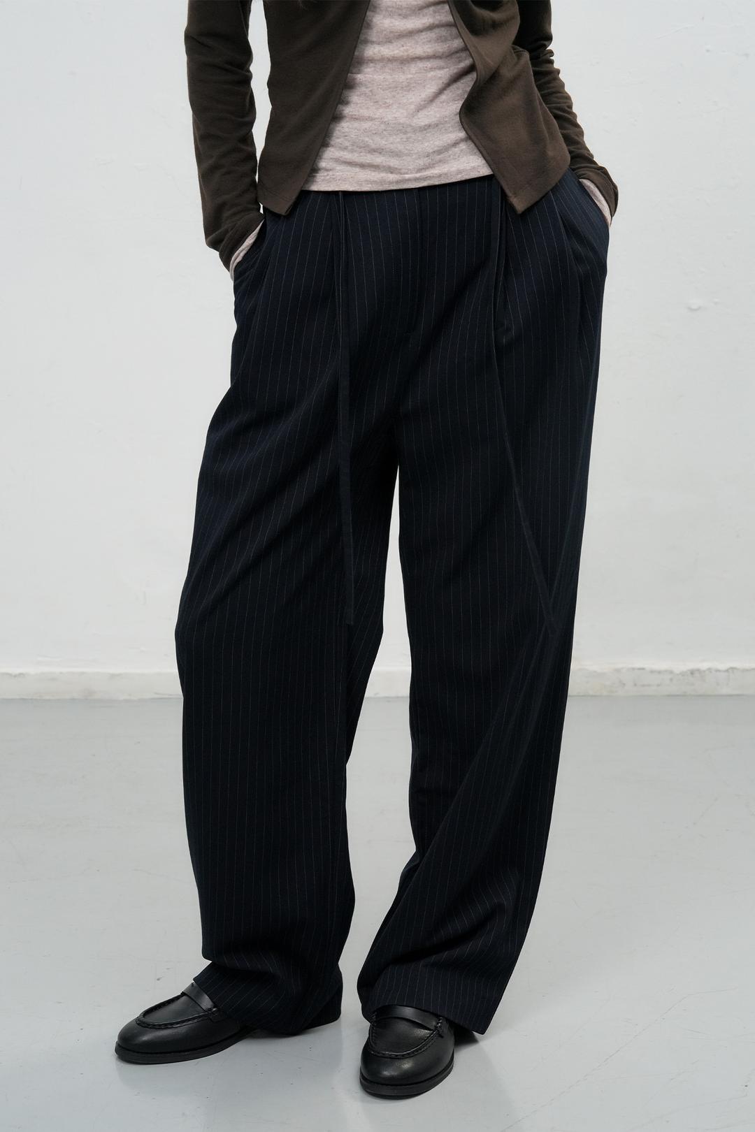 WOMAN 벨티드 스트라이프 투턱 와이드 슬랙스 [DEEP NAVY]