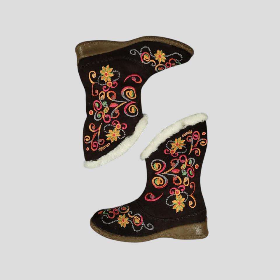 OILILY 오일릴리 브라운 멀티컬러 플라워패턴 자수 이너퍼 꽃신 티베트풍 트라이벌 방한 부츠 신발 240-245
