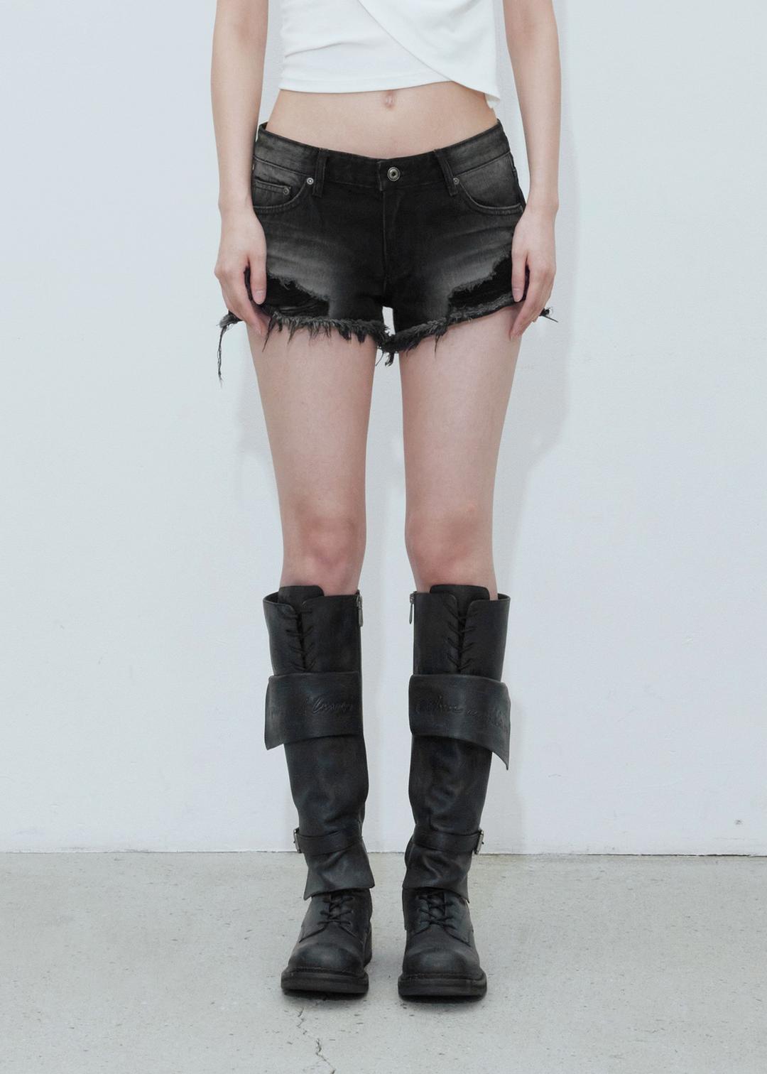 DARKNESS LOW WAIST SHORTS, BLACK