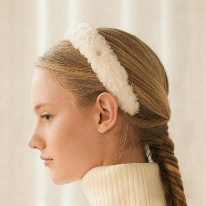 SQUARE LOGO FURRY HAIRBAND [IVORY]
