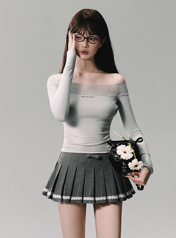[OAK MOO] "The Guidance of Oakmoss\" Lace Off-shoulder Logo Top