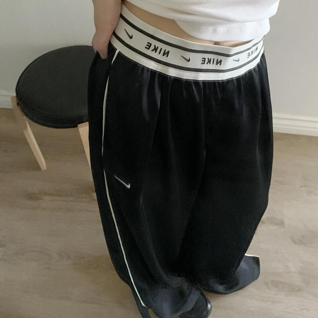 나이키 여성 루즈핏 밴딩 로고 새틴 와이드 팬츠