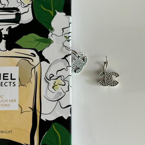 빈티지 샤넬 로고 드랍형 귀걸이 PERFORATED