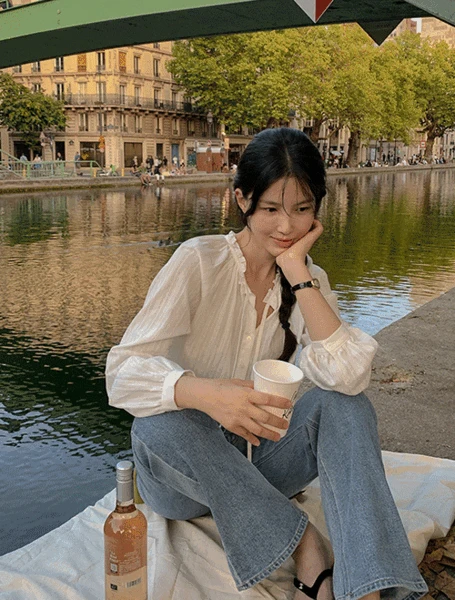 라미엘 프릴 스트랩 블라우스