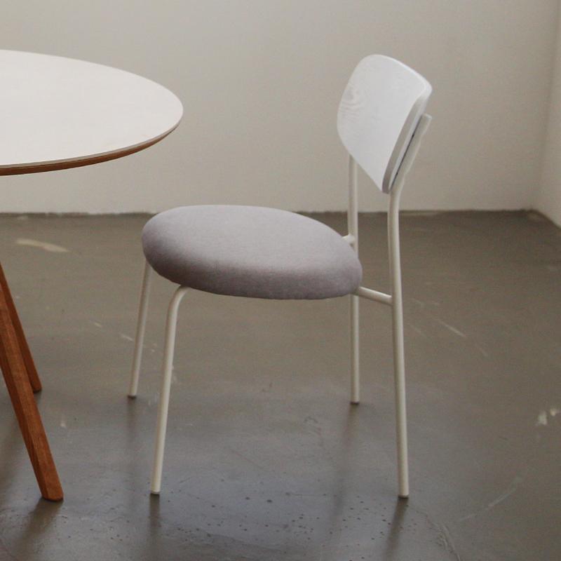 스폰 화이트 쿠션 체어