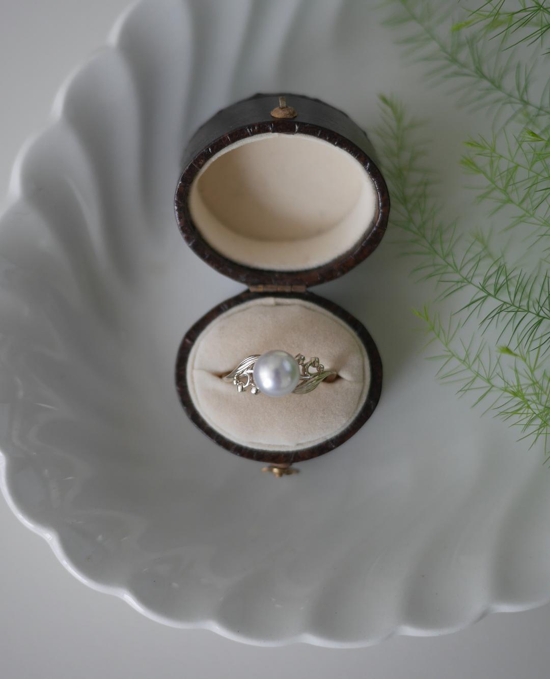 muguet ring with blue akoya