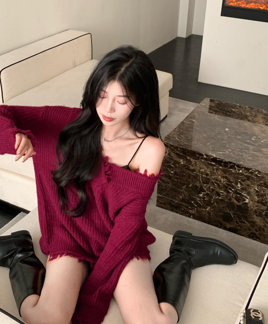 메논 와인 레드 오프숄더 헤짐 태슬 V넥 가을 겨울 오버 루즈핏 러블리 페미닌 유니크 긴팔 니트 티셔츠