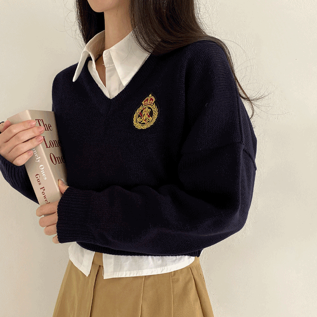 스쿨룩 와펜 브이넥 크롭 벌룬 소매 니트