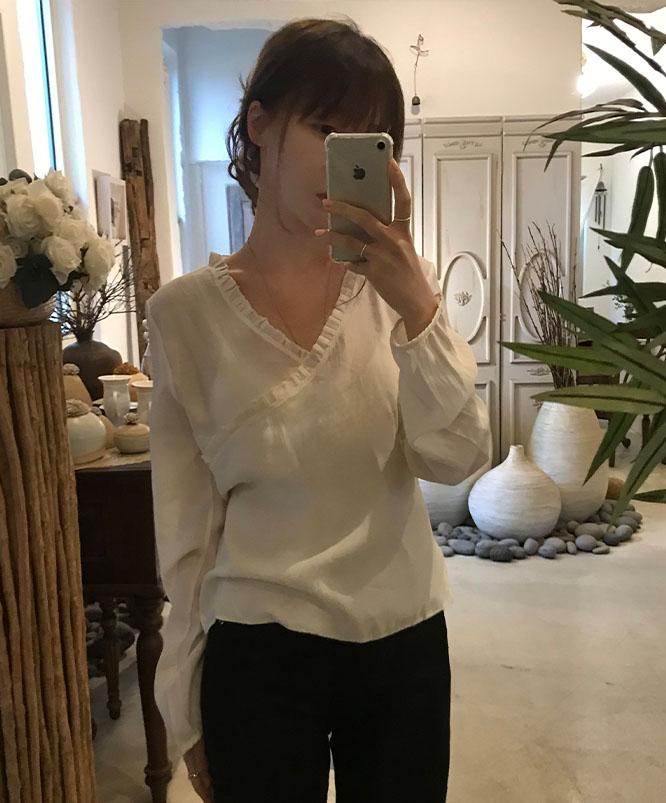 니어웨어 [⛄겨울신상] 포엘 랩블라우스 (3color) /프릴블라우스/데이트룩/하객룩/브이넥/매듭/리본블라우스