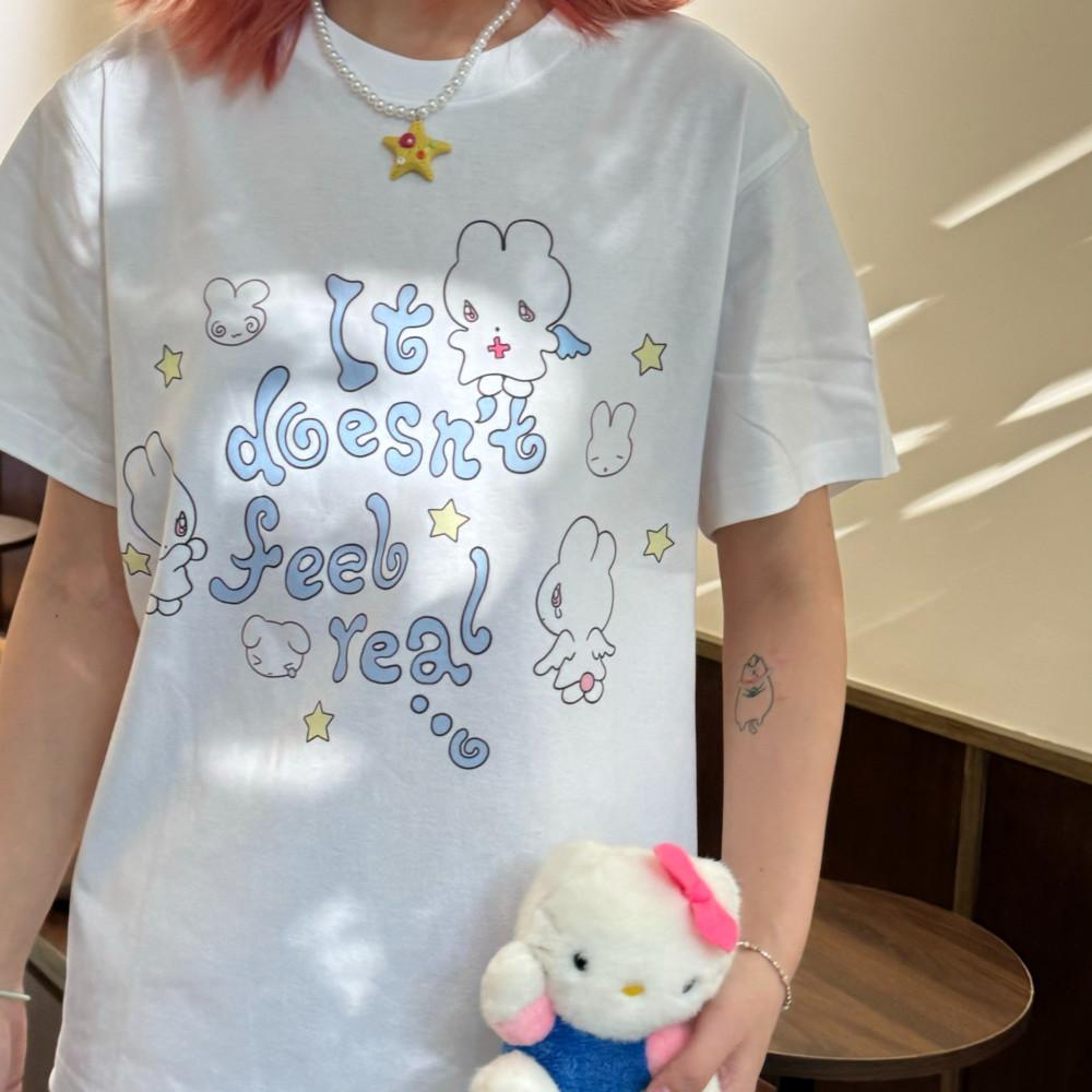 Onionion It doesn't feel real 천사토끼 프린팅 반팔 티셔츠 화이트