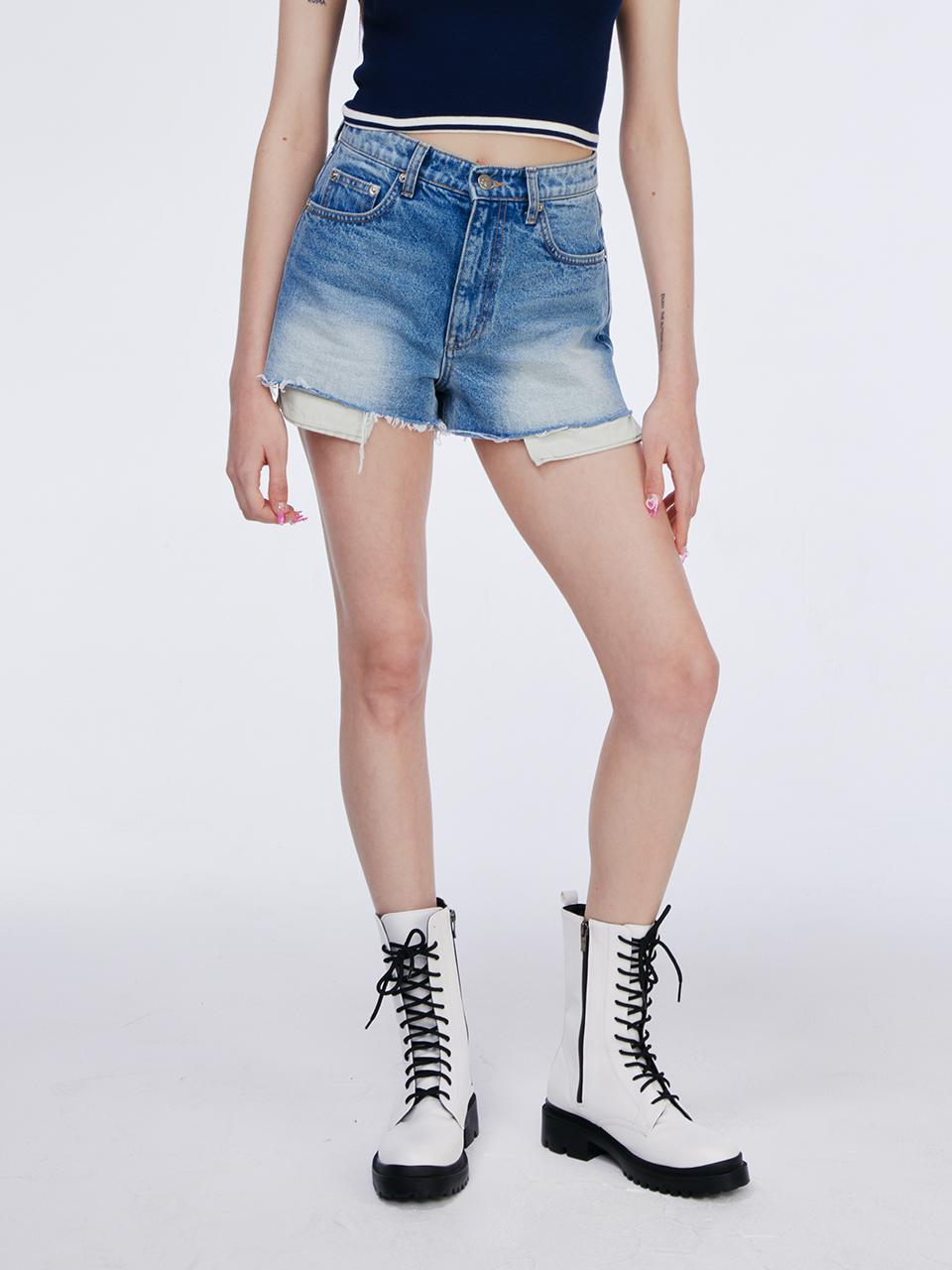 INNER POCKET POINT DENIM SHORTS LIGHT BLUE
