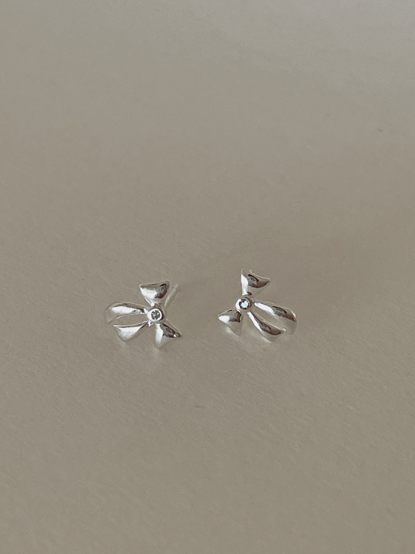 [당일발송/92.5 Silver] Cubic ribbon earrings