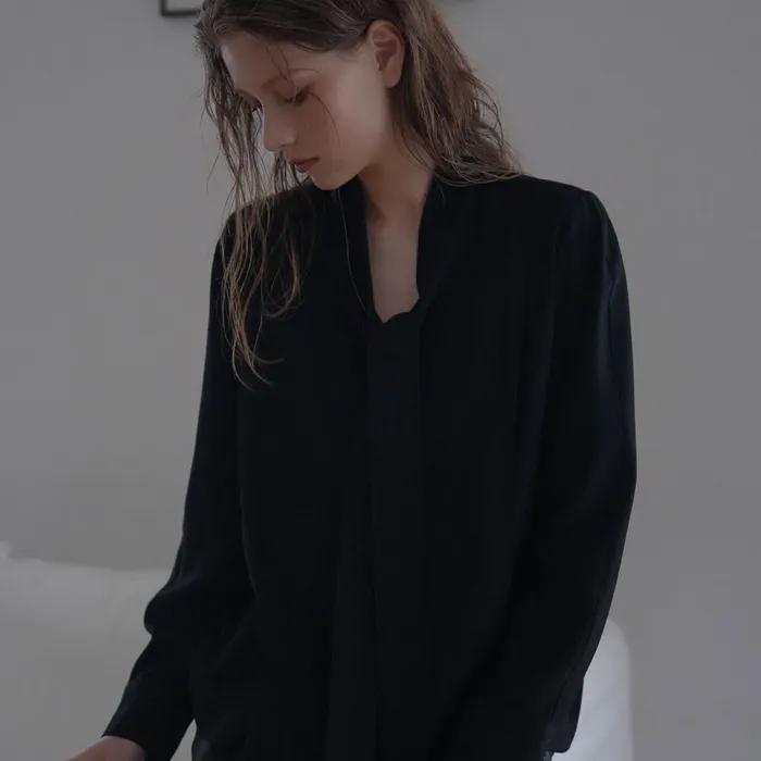 Tie Button Point Blouse [Black]