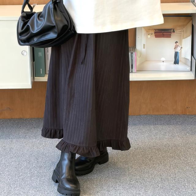 블랙 스웨이드 프릴 롱스커트 (은은한 스트라이프 패턴)