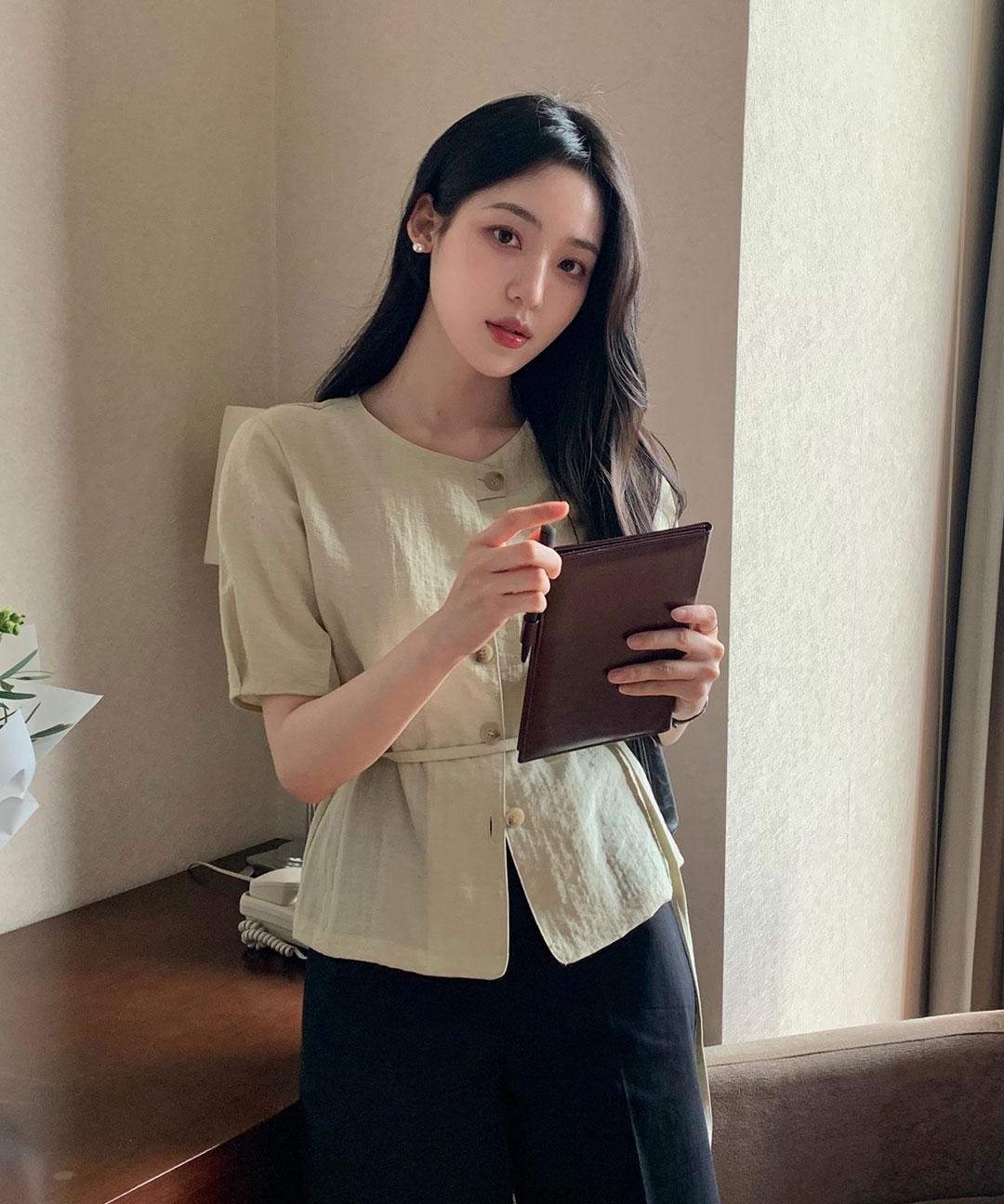 클라비스 [🌻여름하객룩][단독상품] R넥 스트랩 블라우스_CVBWF2404M