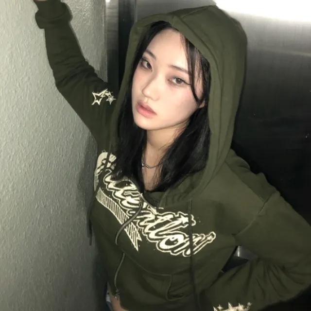 [ 당일출고 / 자체제작 ] Attention crop hoodie zip up