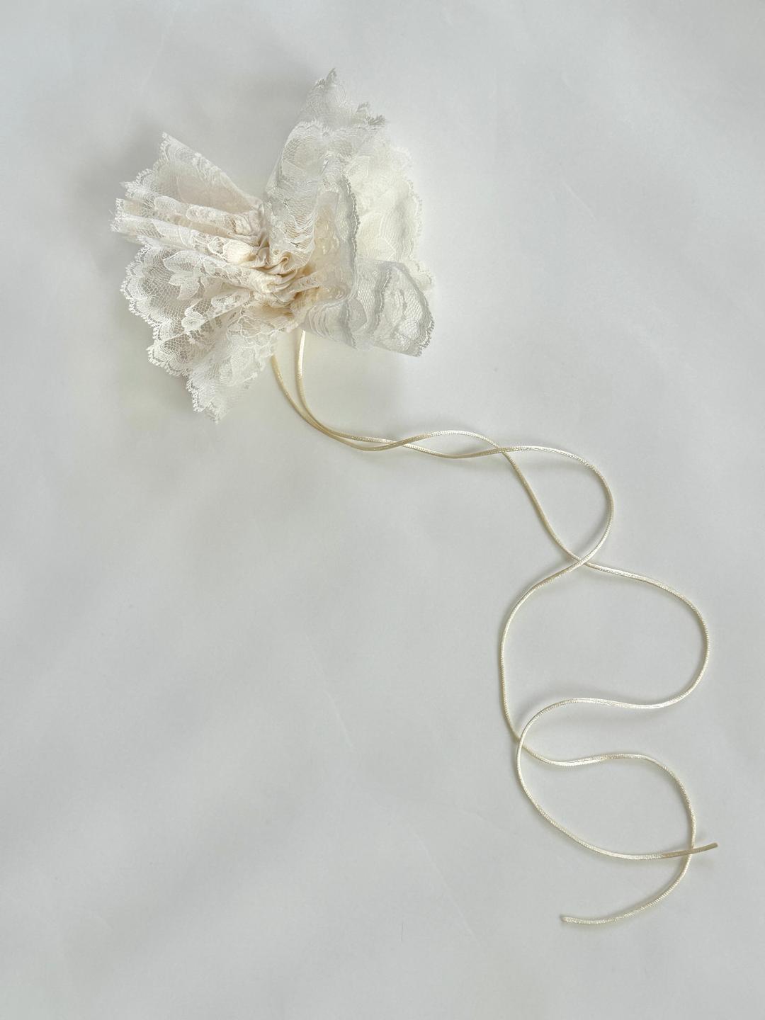 Lacy Peplum Scrunchie - Ivory